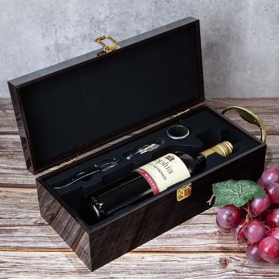 Луксозен комплект за вино с 3 аксесоара в дървена кутия с отворен капак